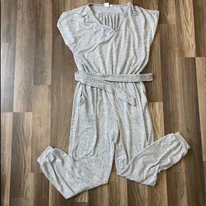 Gap sleeveless gray jumpsuit with tie